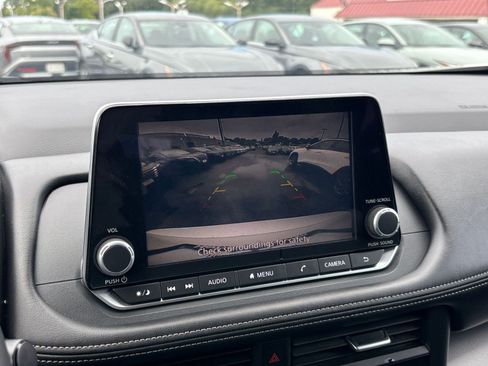 Used 2025 Nissan Rogue SV FWD image 25