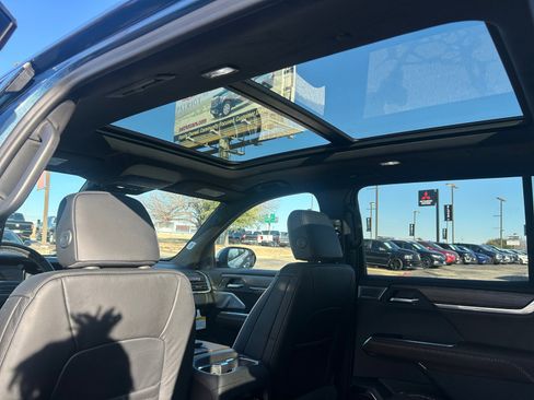 New 2026 GMC Acadia Denali Ultimate w/ LPO, Floor Liner Package image 19