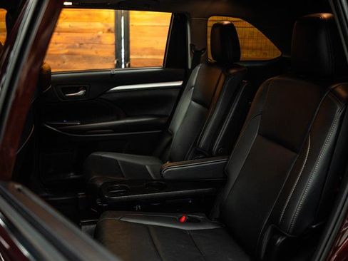 Used 2019 Toyota Highlander XLE FWD image 11