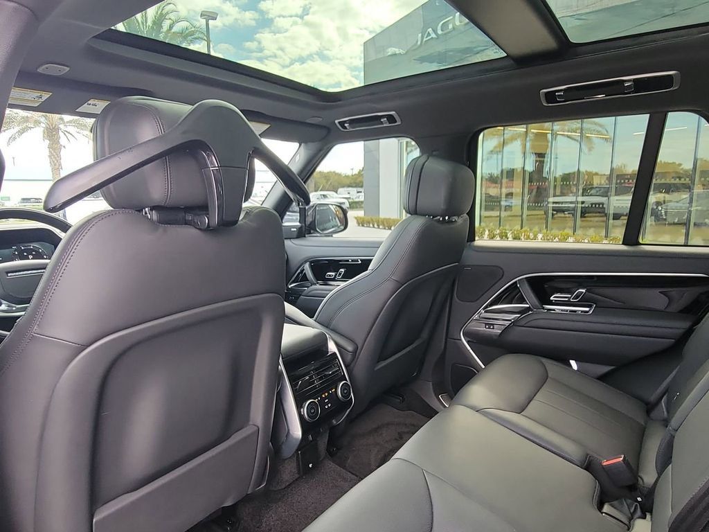 Used 2025 Land Rover Range Rover SE AWD/4WD image 17
