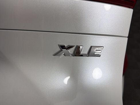 Used 2024 Toyota Venza XLE AWD/4WD image 24