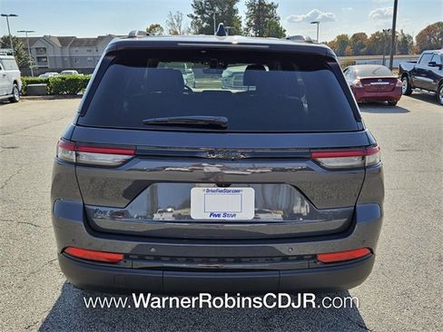 New 2025 Jeep Grand Cherokee Altitude image 10