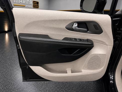 Certified 2022 Chrysler Pacifica Touring-L FWD image 18