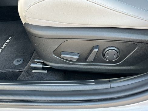 Certified 2025 Hyundai Elantra Limited FWD image 13