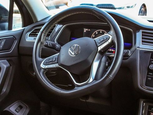 Used 2022 Volkswagen Tiguan SE w/ Panoramic Sunroof Package image 25