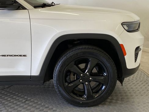 Used 2023 Jeep Grand Cherokee Altitude image 11