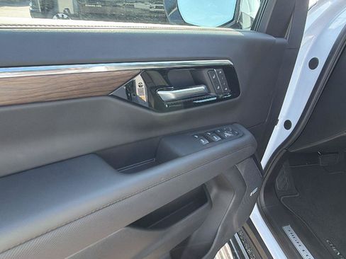 New 2026 Chevrolet Suburban High Country AWD/4WD image 13