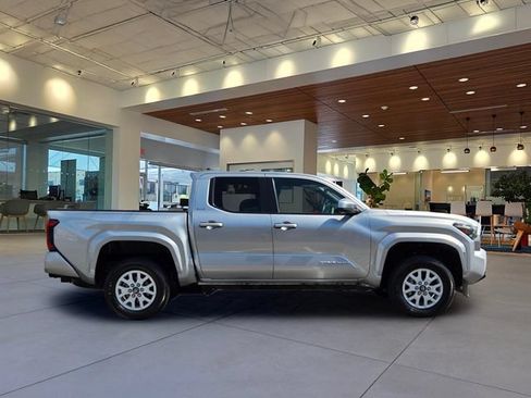 Used 2025 Toyota Tacoma SR5 AWD/4WD image 6