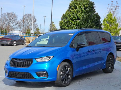 New 2026 Chrysler Pacifica Select image 3