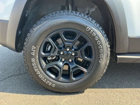 Used 2020 Jeep Cherokee Trailhawk AWD/4WD image 8
