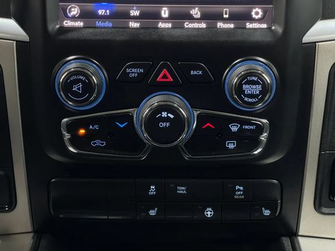 Used 2020 RAM 1500 Classic SLT w/ Luxury Group RWD image 24