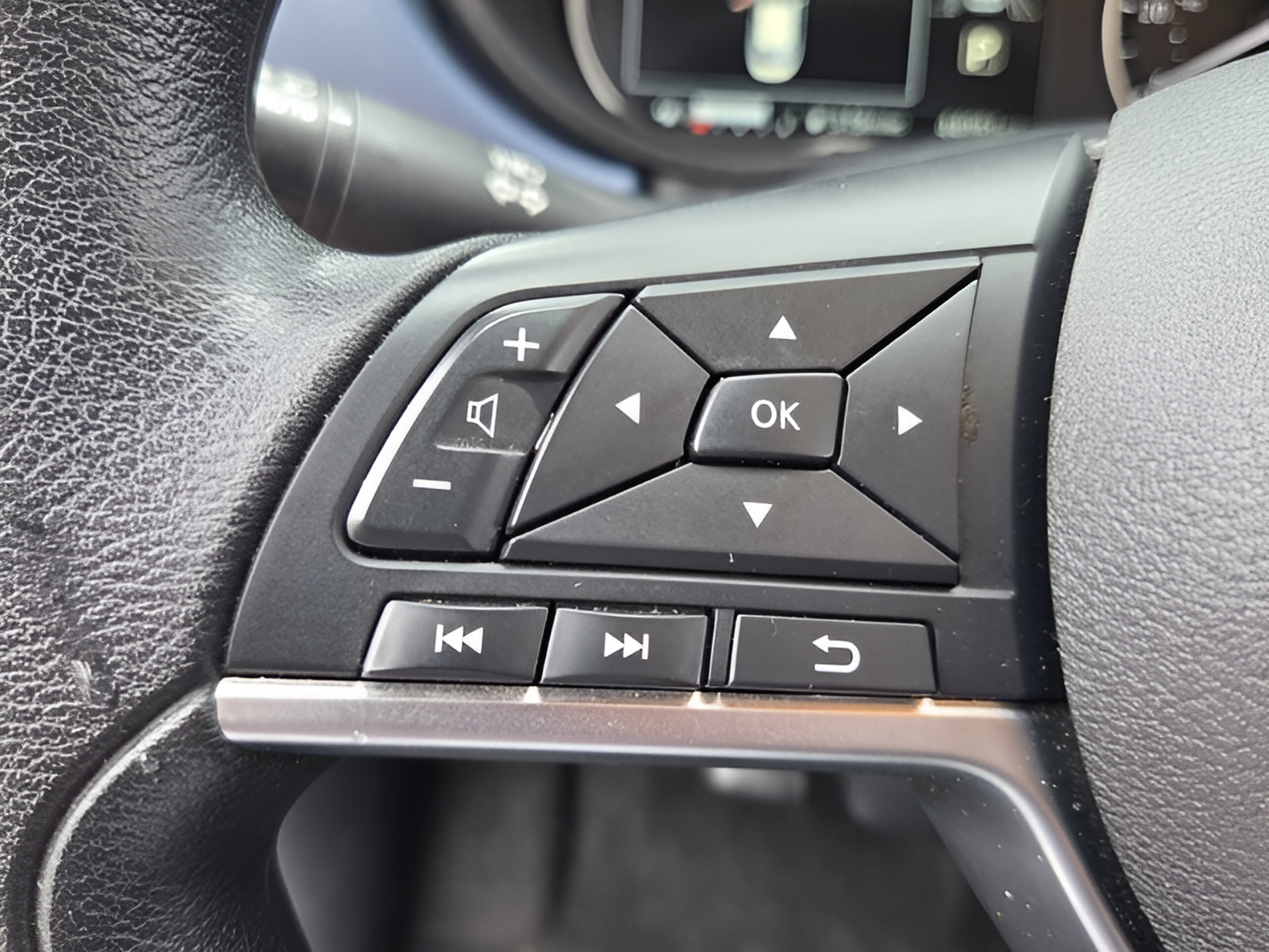 Used 2025 Nissan Versa SV FWD image 22