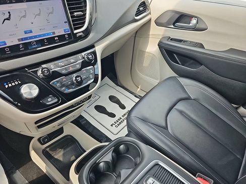 Used 2024 Chrysler Pacifica Touring-L FWD image 23