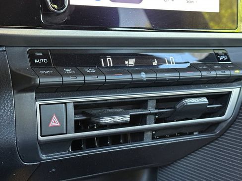 Used 2025 Toyota Camry SE FWD image 19
