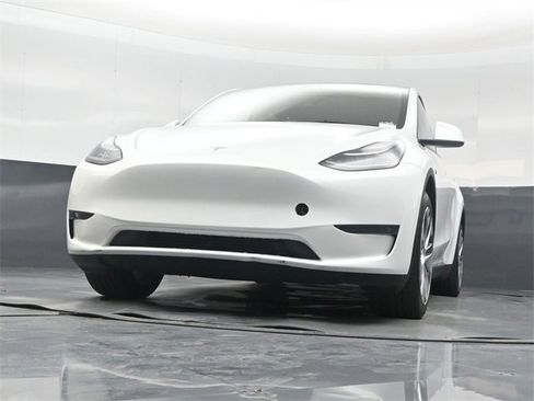 Used 2023 Tesla Model Y Long Range image 42