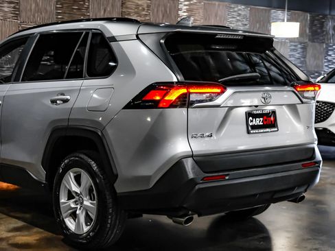 Used 2020 Toyota RAV4 XLE w/ Convenience Package FWD image 14