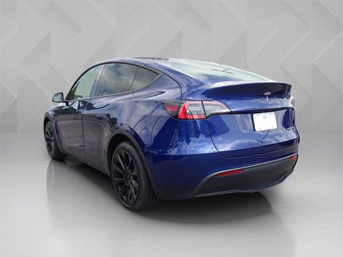 Used 2021 Tesla Model Y Long Range image 3