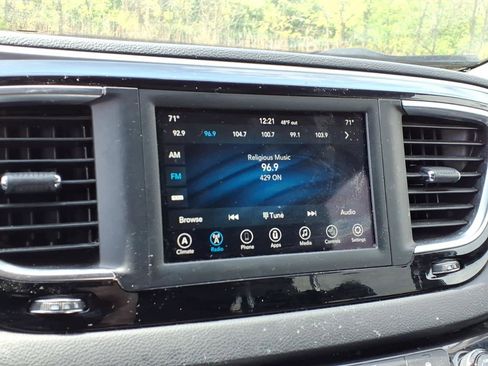 Used 2020 Chrysler Pacifica Touring-L w/ S Appearance Package FWD image 13