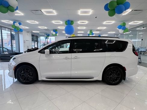 Used 2020 Chrysler Pacifica Touring-L w/ Advanced Safetytec Group AWD/4WD image 4