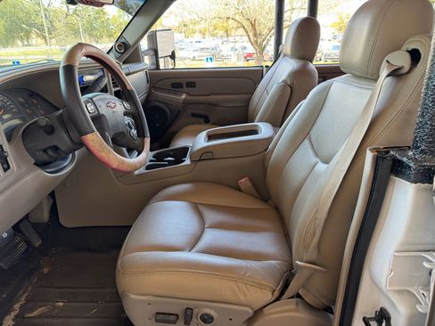 Used 2004 Chevrolet Suburban Z71 w/ Preferred Equipment Group image 14