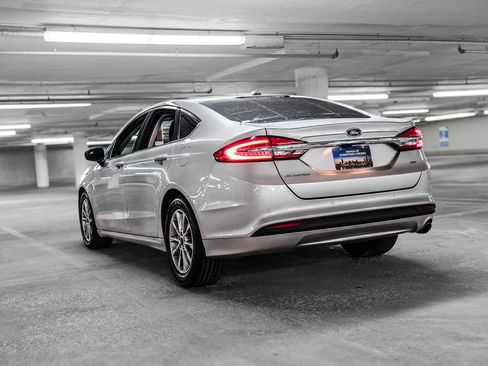 Used 2017 Ford Fusion SE w/ Fusion SE Technology Package FWD image 5