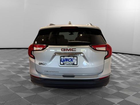 Used 2022 GMC Terrain SLE w/ Driver Convenience Package FWD image 4