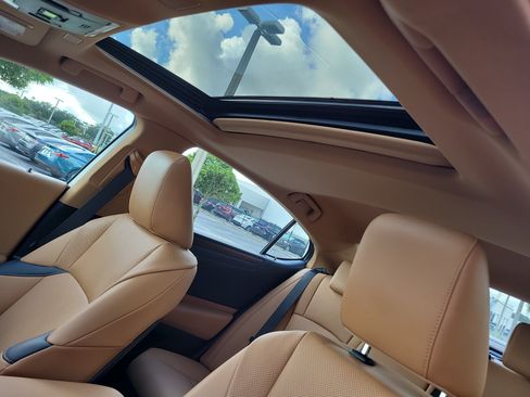 Used 2025 Lexus ES 300h w/ Premium Package FWD image 20