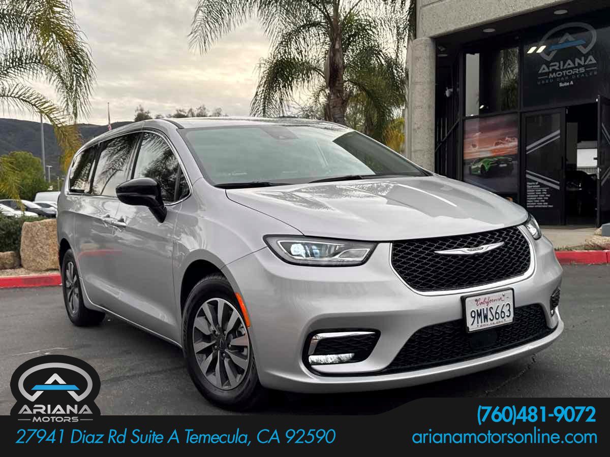 Used 2024 Chrysler Pacifica Limited FWD image 1