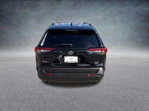 Used 2022 Toyota RAV4 XLE w/ Convenience Package image 8