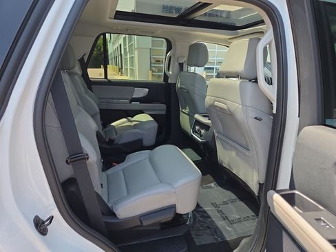 Used 2025 Ford Expedition Active AWD/4WD image 15
