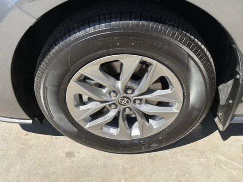 Used 2025 Toyota Sienna XLE image 16