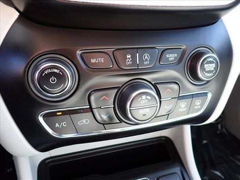 Used 2021 Jeep Cherokee Latitude Lux w/ Comfort/Convenience Group FWD image 20