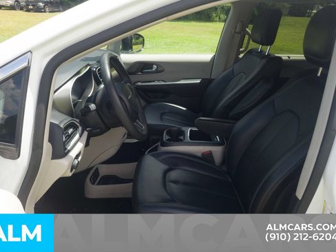 Used 2024 Chrysler Pacifica Touring-L FWD image 6