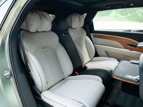 Used 2023 Bentley Bentayga Extended Wheelbase AWD/4WD image 21