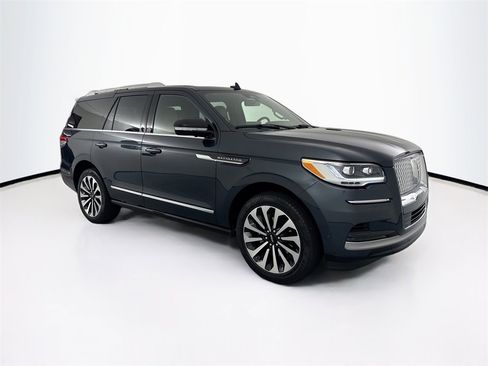 Used 2024 Lincoln Navigator Reserve image 3