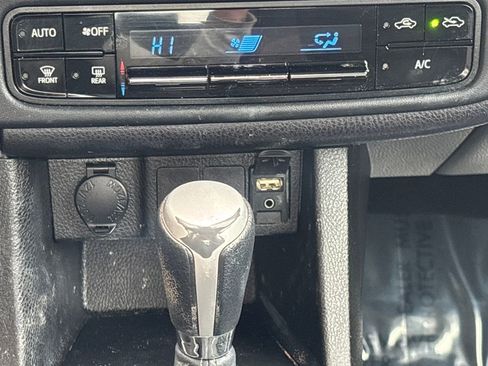 Used 2017 Toyota Corolla LE image 12