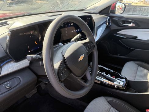 Used 2025 Chevrolet Trax LT image 6