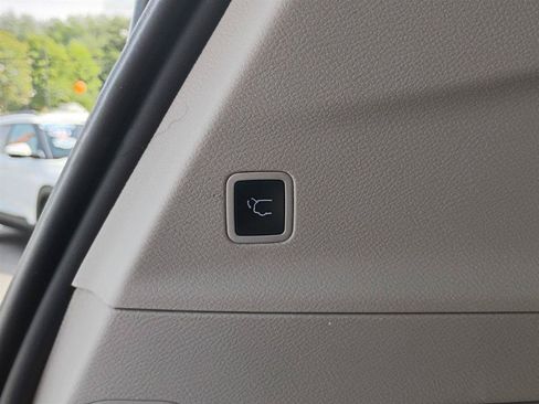 Used 2023 Chrysler Pacifica Touring-L FWD image 12
