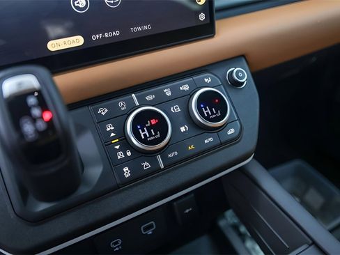 Used 2024 Land Rover Defender 110 SE image 21