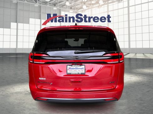 New 2026 Chrysler Pacifica Select AWD/4WD image 4