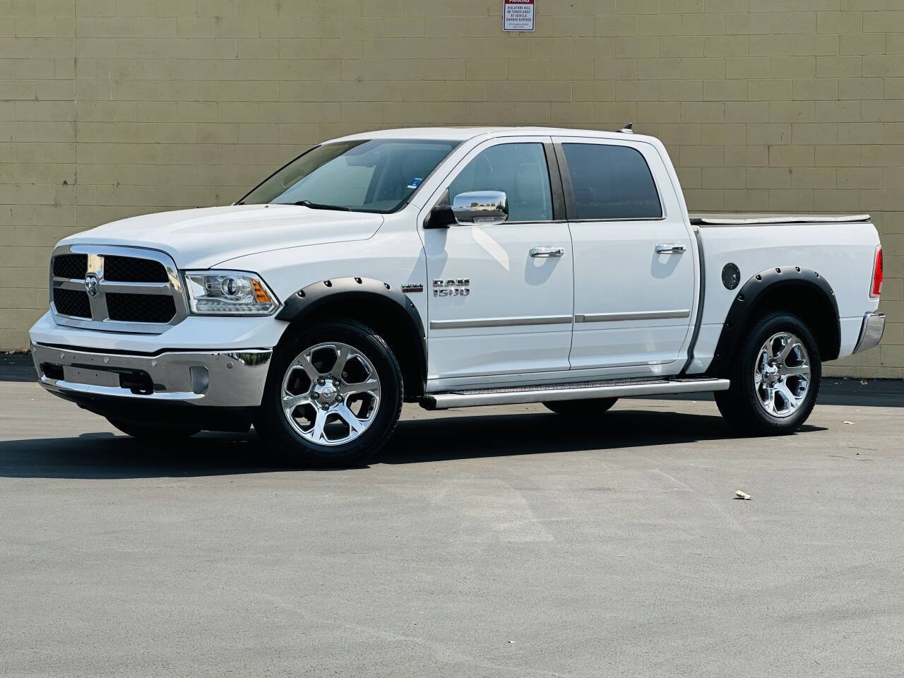 Used 2015 RAM 1500 Laramie w/ Convenience Group AWD/4WD image 3