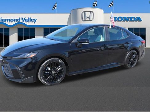 Used 2025 Toyota Camry SE image 3