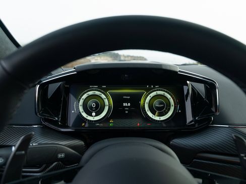 Used 2025 Aston Martin V8 Vantage Coupe image 13