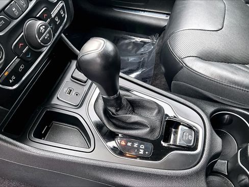 Used 2019 Jeep Cherokee Limited w/ Technology Group FWD image 16
