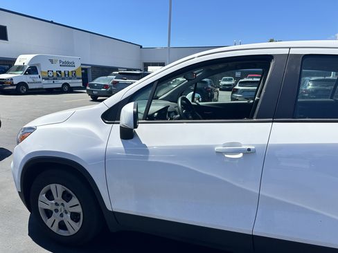 Used 2018 Chevrolet Trax LS FWD image 4