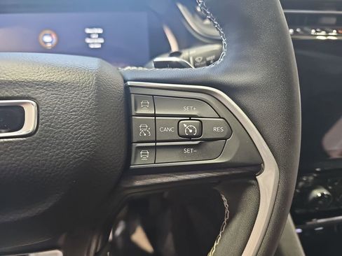 Used 2023 Jeep Grand Cherokee Limited w/ Black Appearance Package image 18