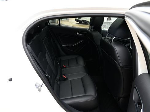Used 2019 Mercedes-Benz GLA 250 4MATIC image 46