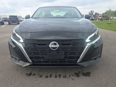 Used 2024 Nissan Altima 2.5 SV w/ SV Premium Package FWD image 3
