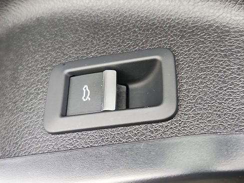 Used 2022 Audi SQ5 Premium w/ Convenience Package image 25