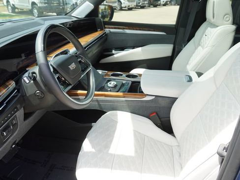 Used 2025 Cadillac Escalade Sport Platinum w/ LPO, ONYX Package AWD/4WD image 18